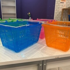 カラフルなオシャレな買い物カゴ♪可愛いお店の商品カゴに！5個セット｜の画像