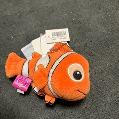 ディズニー　ニモ　ぬいぐるみ　バッジ