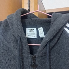 adidasフリースクロップの画像