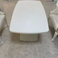 昇降可能なダイニングテーブルの画像