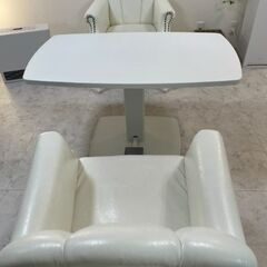 昇降可能なダイニングテーブルの画像