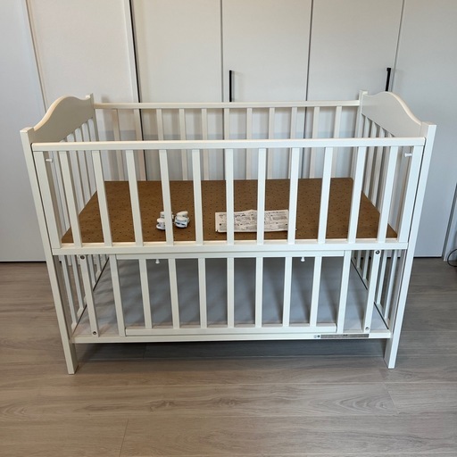 美品　ベビーベッド　　色ホワイト