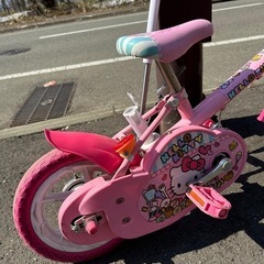 かじ取り棒付き１２インチハローキティ自転車の画像