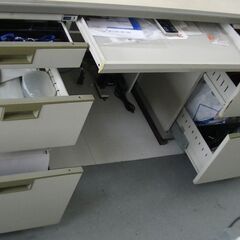 事務用両袖付き机の画像