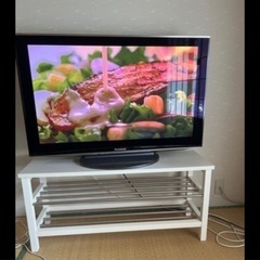 42 インチテレビとIKEAテレビ台
