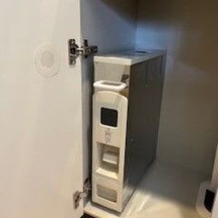 棚に収まる超薄型米びつの画像