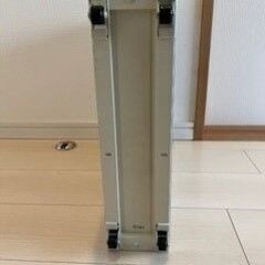 棚に収まる超薄型米びつの画像