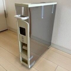 棚に収まる超薄型米びつの画像