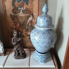 仏像や花瓶や人形の沢山骨董品の画像