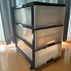 値下げしました！プラスチック製三段収納ボックス　キャスター付きの画像