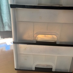 値下げしました！プラスチック製三段収納ボックス　キャスター付きの画像
