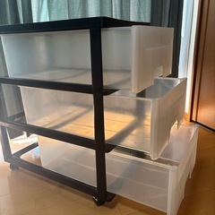 値下げしました！プラスチック製三段収納ボックス　キャスター付きの画像