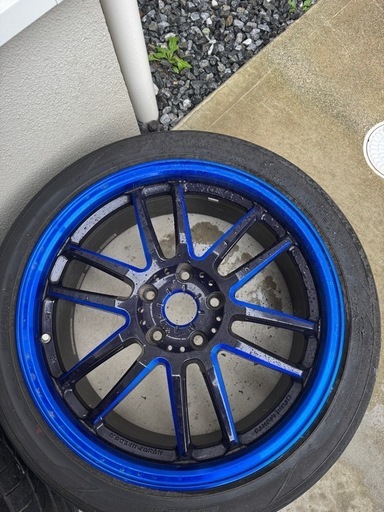 18インチ 黒と青の多スポークホイール