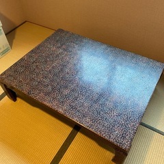 たぶん漆塗りのテーブル