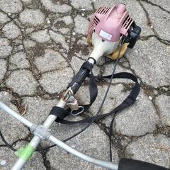 肩掛けしき草刈り機