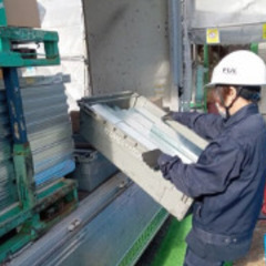 ▼正社員：建築資材の運搬ドライバー【未経験OK】▼ 運転時間は一人時間◎２t車で運転も楽々！ 月給35万円〜◎頑張りは給与で還元！ 女性活躍中◎幅広い年代が揃ってます！の画像
