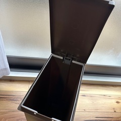 ペダル ゴミ箱 20L ニトリ ブラウンの画像