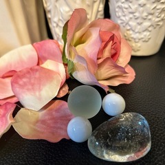 entasisクレイアレンジベース　白い陶磁器４点と造花薔薇花びらと丸い飾り石３つ(一番大きなガラス石売れました)の画像