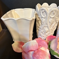 entasisクレイアレンジベース　白い陶磁器４点と造花薔薇花びらと丸い飾り石３つ(一番大きなガラス石売れました)の画像
