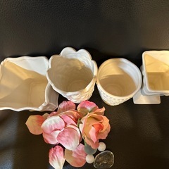 entasisクレイアレンジベース　白い陶磁器４点と造花薔薇花びらと丸い飾り石３つ(一番大きなガラス石売れました)の画像
