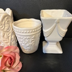 entasisクレイアレンジベース　白い陶磁器４点と造花薔薇花びらと丸い飾り石３つ(一番大きなガラス石売れました)の画像