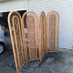 木製の折り畳み　パーテーションの画像