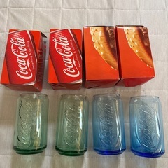 コカコーラのコップ4つ