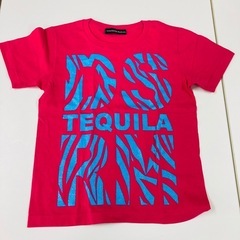 赤いTシャツとゼブラ柄パンツセット