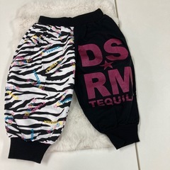 赤いTシャツとゼブラ柄パンツセットの画像