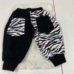 赤いTシャツとゼブラ柄パンツセットの画像