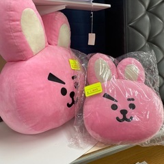 クッション うさぎ BTS　キャラクター キャラクタークッション 1,000円 1,800円 2,000円 各それぞれお値段あり 大中 の画像