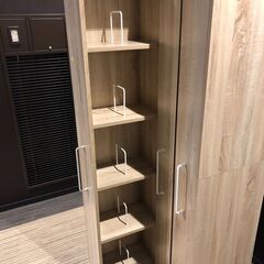 【展示品・未使用品】隙間本棚 大容量収納 可動棚 隠しキャスター付き 参考価格34990円💳自社配送時🌟代引き可💳※現金、クレジット、スマホ決済対応※の画像