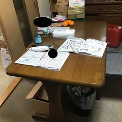 テーブル　椅子　２つの画像