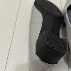 ベージュのパンプスの画像