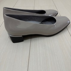 ベージュのパンプスの画像
