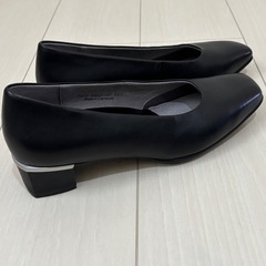 黒のパンプスの画像