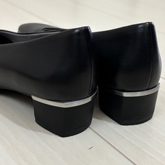 黒のパンプスの画像