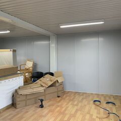 現地組立式4連棟事務所 プレハブ・ユニットハウス セルフ型コンテナ メーカー製スーパーハウス 事務所倉庫 仮設住宅（三角屋根・階段付き）の画像