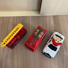 音が鳴る　パトカー　消防車の画像
