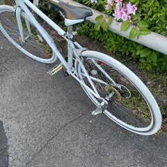 リサイクルショップどりーむ鹿大前店　No159 自転車　クロスバイク　真っ白　28インチ　ギア切替付きの画像