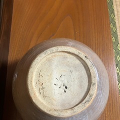 壺・石の置物・木の根のオブジェの画像