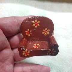 椅子の形の飾り物　花柄椅子