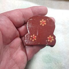椅子の形の飾り物　花柄椅子の画像