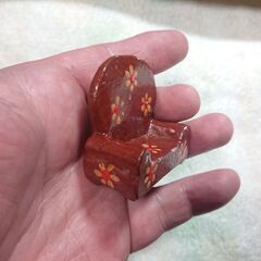 椅子の形の飾り物　花柄椅子の画像