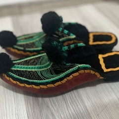 (新品)緑と黒の刺繍 ポンポン付きスリッパの画像