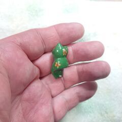 座る形の飾り物　緑のネコ？の画像