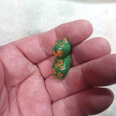 座る形の飾り物　緑のネコ？の画像