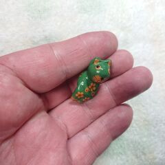 座る形の飾り物　緑のネコ？の画像