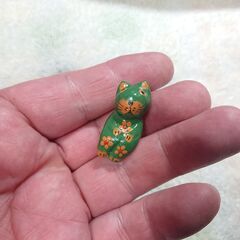 座る形の飾り物　緑のネコ？の画像