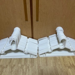 プラスチックハンガー ６３本  